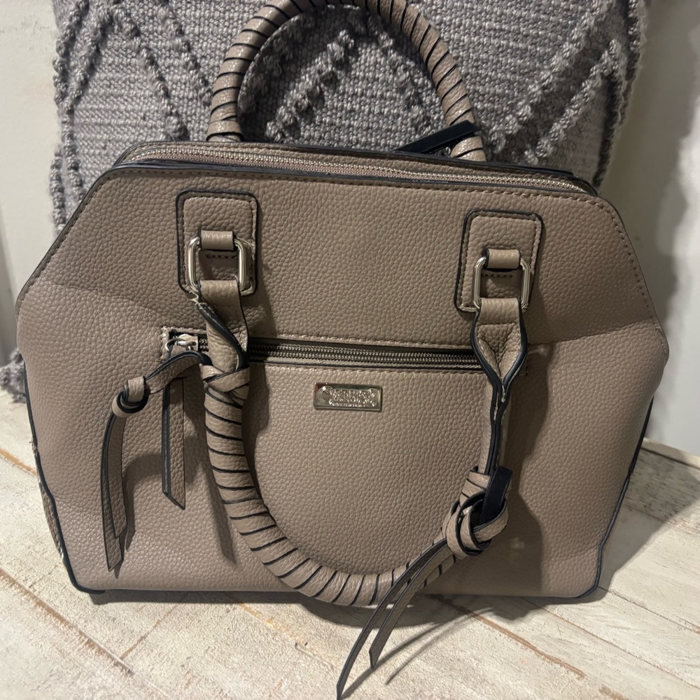 ❤️Carlos by Carlos Santana Rosa Tassel Handbag